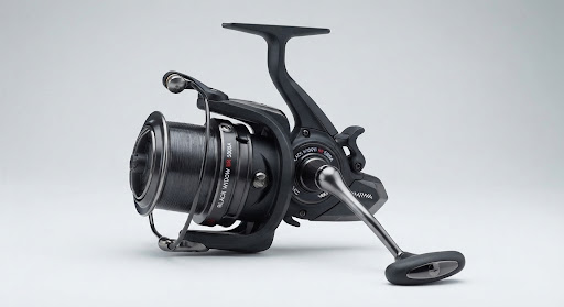 Daiwa Black Widow BR 5000A big pit freespool fishing reel with double line clip and smooth drag system studio shot.